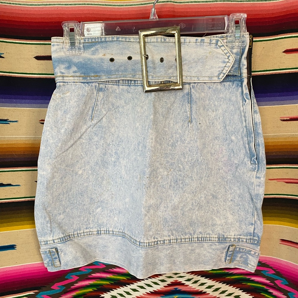 SOLD!! 80s VINTAGE OVERSIZED BELT ACID WASH MINI SKIRT